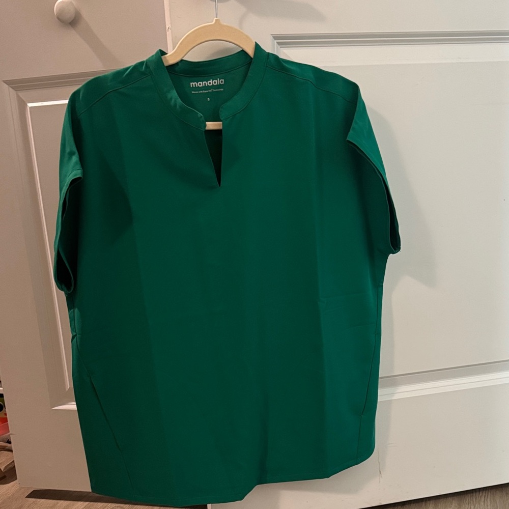 NEVER WORN Green Mandala Women’s Green Dolman Top